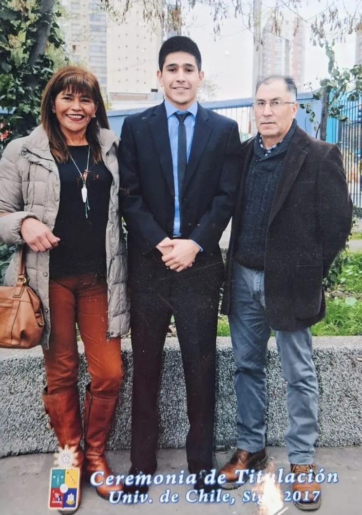 Diego Gálvez con sus padres el día de su titulación, con el sello «Ceremonia de Titulación, Univ. de Chile, Stgo. 2017».