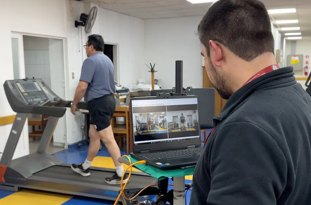 Registro de video de la marcha en cinta de una persona con megaprótesis de rodilla.