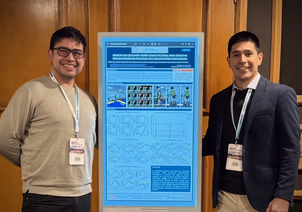 Diego Gálvez y Ricardo Guzmán junto a su póster en un congreso.